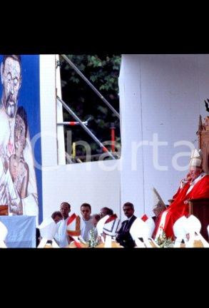35mm vintage slide*1995 Brussels, Giovanni Paolo II, beatification f.Damien 4  Diapositiva d'epoca, in formato 35 mm.CONDIZIONI: GOODE' severamente vietata la riproduzione. Tutti i diritti sono riservati.Nella diapositiva ICharta mette in vendita, sul negozio eBay e in esclusiva sul sito "icharta" il proprio archivio composto da numerose diapositive e negativi fotografici d'epoca, tutti originali e autentici, che attraversano la storia del costume italiano tra gli la fine degli anni Sessanta e Novanta.Si tratta di uno sguardo inedito sull'attualit&agrave;, la politica, la vita quotidiana, il gossip e la cultura, che fotografa il cambiamento della nazione in quest'ultimo scorcio del XX secolo. Un'occasione unica per il mercato del collezionismo, che vede finalmente disponibile un archivio eccezionale per vastit&agrave;, tematiche e condizioni, in un settore (il negativo fotografico e la diapositiva) di assoluta novit&agrave; e dalle interessanti prospettive di investimento.  FAIR/discreto   originale e autentica 1