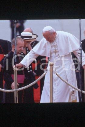 35mm vintage slide* 1995 - Belgium, Brussels, COSTUME, Giovanni Paolo II (2)  Diapositiva d'epoca, in formato 35 mm.CONDIZIONI: GOODE' severamente vietata la riproduzione. Tutti i diritti sono riservati.Nella diapositiva ICharta mette in vendita, sul negozio eBay e in esclusiva sul sito "icharta" il proprio archivio composto da numerose diapositive e negativi fotografici d'epoca, tutti originali e autentici, che attraversano la storia del costume italiano tra gli la fine degli anni Sessanta e Novanta.Si tratta di uno sguardo inedito sull'attualit&agrave;, la politica, la vita quotidiana, il gossip e la cultura, che fotografa il cambiamento della nazione in quest'ultimo scorcio del XX secolo. Un'occasione unica per il mercato del collezionismo, che vede finalmente disponibile un archivio eccezionale per vastit&agrave;, tematiche e condizioni, in un settore (il negativo fotografico e la diapositiva) di assoluta novit&agrave; e dalle interessanti prospettive di investimento.  FAIR/discreto   originale e autentica 1