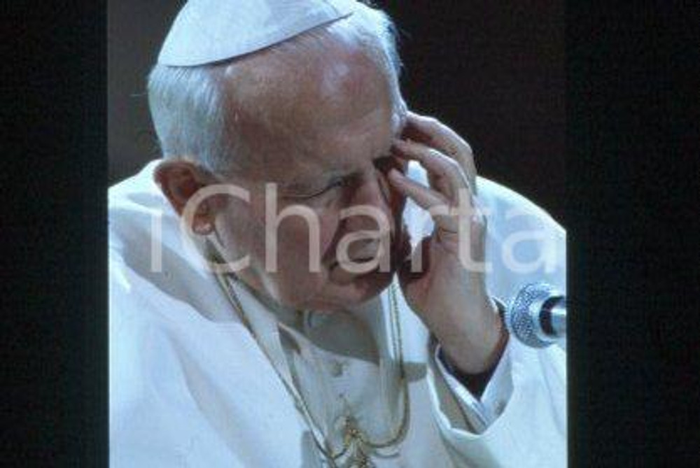 35mm vintage slide* 1995 Belgium, Brussels, Franciscan Church, Giovanni Paolo II  Diapositiva d'epoca, in formato 35 mm.CONDIZIONI: GOODE' severamente vietata la riproduzione. Tutti i diritti sono riservati.Nella diapositiva ICharta mette in vendita, sul negozio eBay e in esclusiva sul sito "icharta" il proprio archivio composto da numerose diapositive e negativi fotografici d'epoca, tutti originali e autentici, che attraversano la storia del costume italiano tra gli la fine degli anni Sessanta e Novanta.Si tratta di uno sguardo inedito sull'attualit&agrave;, la politica, la vita quotidiana, il gossip e la cultura, che fotografa il cambiamento della nazione in quest'ultimo scorcio del XX secolo. Un'occasione unica per il mercato del collezionismo, che vede finalmente disponibile un archivio eccezionale per vastit&agrave;, tematiche e condizioni, in un settore (il negativo fotografico e la diapositiva) di assoluta novit&agrave; e dalle interessanti prospettive di investimento.  FAIR/discreto   originale e autentica 1