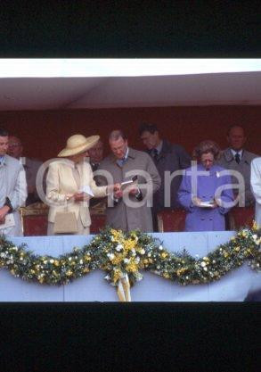 35mm vintage slide* 1995 - Brussels, Giovanni Paolo II, Royal family  Diapositiva d'epoca, in formato 35 mm.CONDIZIONI: GOODE' severamente vietata la riproduzione. Tutti i diritti sono riservati.Nella diapositiva ICharta mette in vendita, sul negozio eBay e in esclusiva sul sito "icharta" il proprio archivio composto da numerose diapositive e negativi fotografici d'epoca, tutti originali e autentici, che attraversano la storia del costume italiano tra gli la fine degli anni Sessanta e Novanta.Si tratta di uno sguardo inedito sull'attualit&agrave;, la politica, la vita quotidiana, il gossip e la cultura, che fotografa il cambiamento della nazione in quest'ultimo scorcio del XX secolo. Un'occasione unica per il mercato del collezionismo, che vede finalmente disponibile un archivio eccezionale per vastit&agrave;, tematiche e condizioni, in un settore (il negativo fotografico e la diapositiva) di assoluta novit&agrave; e dalle interessanti prospettive di investimento.  FAIR/discreto   originale e autentica 1