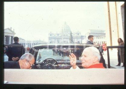 35mm vintage slide* 1995 - Brussels, CAR, Giovanni Paolo II  Diapositiva d'epoca, in formato 35 mm.CONDIZIONI: GOODE' severamente vietata la riproduzione. Tutti i diritti sono riservati.Nella diapositiva ICharta mette in vendita, sul negozio eBay e in esclusiva sul sito "icharta" il proprio archivio composto da numerose diapositive e negativi fotografici d'epoca, tutti originali e autentici, che attraversano la storia del costume italiano tra gli la fine degli anni Sessanta e Novanta.Si tratta di uno sguardo inedito sull'attualit&agrave;, la politica, la vita quotidiana, il gossip e la cultura, che fotografa il cambiamento della nazione in quest'ultimo scorcio del XX secolo. Un'occasione unica per il mercato del collezionismo, che vede finalmente disponibile un archivio eccezionale per vastit&agrave;, tematiche e condizioni, in un settore (il negativo fotografico e la diapositiva) di assoluta novit&agrave; e dalle interessanti prospettive di investimento.  FAIR/discreto   originale e autentica 1