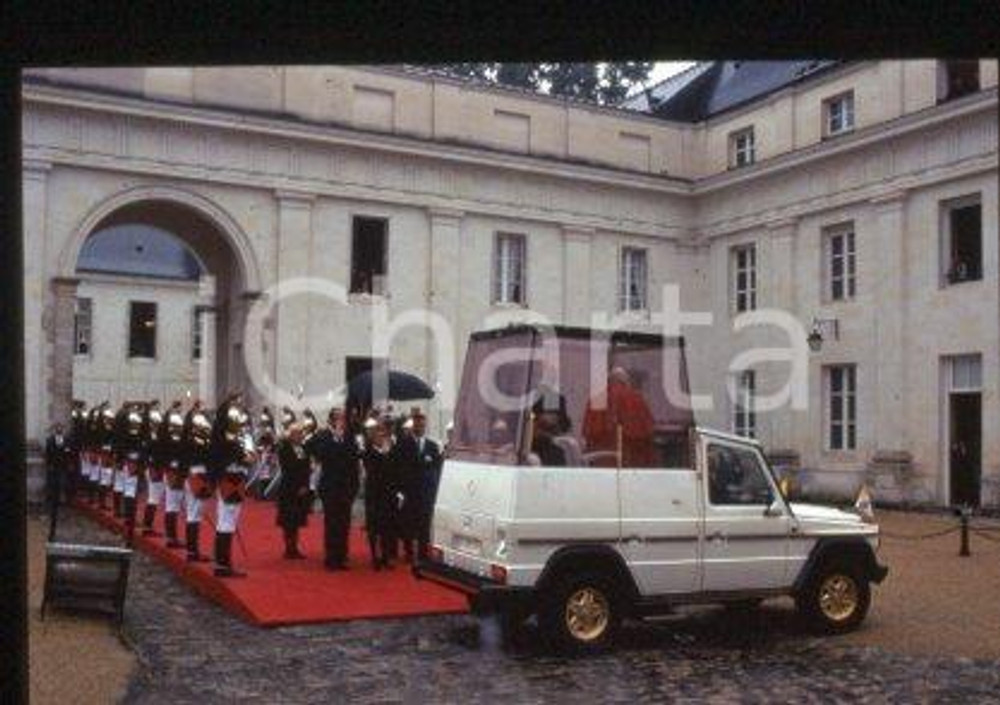 35mm vintage slide* 1996, France, Giovanni Paolo II, POPEMOBILE  Diapositiva d'epoca, in formato 35 mm.CONDIZIONI: GOODE' severamente vietata la riproduzione. Tutti i diritti sono riservati.Nella diapositiva ICharta mette in vendita, sul negozio eBay e in esclusiva sul sito "icharta" il proprio archivio composto da numerose diapositive e negativi fotografici d'epoca, tutti originali e autentici, che attraversano la storia del costume italiano tra gli la fine degli anni Sessanta e Novanta.Si tratta di uno sguardo inedito sull'attualit&agrave;, la politica, la vita quotidiana, il gossip e la cultura, che fotografa il cambiamento della nazione in quest'ultimo scorcio del XX secolo. Un'occasione unica per il mercato del collezionismo, che vede finalmente disponibile un archivio eccezionale per vastit&agrave;, tematiche e condizioni, in un settore (il negativo fotografico e la diapositiva) di assoluta novit&agrave; e dalle interessanti prospettive di investimento.  FAIR/discreto   originale e autentica 1