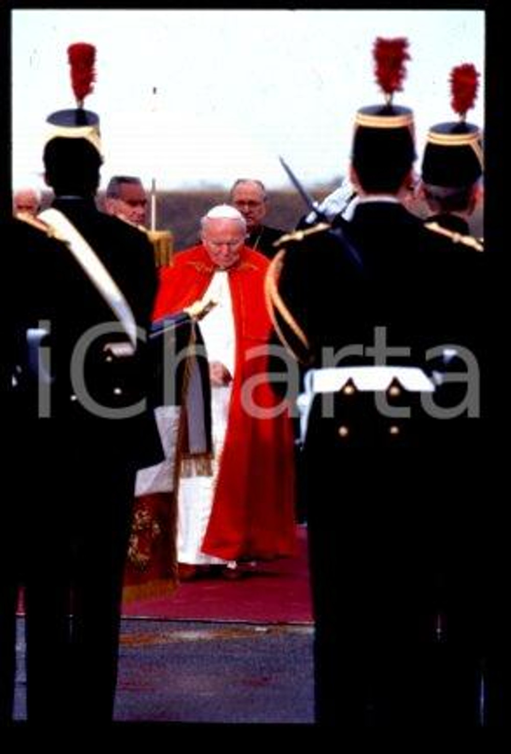 35mm vintage slide* 1996, France, Giovanni Paolo II, costume  Diapositiva d'epoca, in formato 35 mm.CONDIZIONI: GOODE' severamente vietata la riproduzione. Tutti i diritti sono riservati.Nella diapositiva ICharta mette in vendita, sul negozio eBay e in esclusiva sul sito "icharta" il proprio archivio composto da numerose diapositive e negativi fotografici d'epoca, tutti originali e autentici, che attraversano la storia del costume italiano tra gli la fine degli anni Sessanta e Novanta.Si tratta di uno sguardo inedito sull'attualit&agrave;, la politica, la vita quotidiana, il gossip e la cultura, che fotografa il cambiamento della nazione in quest'ultimo scorcio del XX secolo. Un'occasione unica per il mercato del collezionismo, che vede finalmente disponibile un archivio eccezionale per vastit&agrave;, tematiche e condizioni, in un settore (il negativo fotografico e la diapositiva) di assoluta novit&agrave; e dalle interessanti prospettive di investimento.  FAIR/discreto   originale e autentica 1