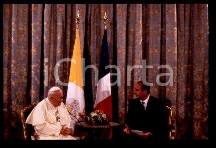 35mm vintage slide* 1996, France, Giovanni Paolo II with JACQUES CHIRAC (2)  Diapositiva d'epoca, in formato 35 mm.CONDIZIONI: GOODE' severamente vietata la riproduzione. Tutti i diritti sono riservati.Nella diapositiva ICharta mette in vendita, sul negozio eBay e in esclusiva sul sito "icharta" il proprio archivio composto da numerose diapositive e negativi fotografici d'epoca, tutti originali e autentici, che attraversano la storia del costume italiano tra gli la fine degli anni Sessanta e Novanta.Si tratta di uno sguardo inedito sull'attualit&agrave;, la politica, la vita quotidiana, il gossip e la cultura, che fotografa il cambiamento della nazione in quest'ultimo scorcio del XX secolo. Un'occasione unica per il mercato del collezionismo, che vede finalmente disponibile un archivio eccezionale per vastit&agrave;, tematiche e condizioni, in un settore (il negativo fotografico e la diapositiva) di assoluta novit&agrave; e dalle interessanti prospettive di investimento.  FAIR/discreto   originale e autentica 1