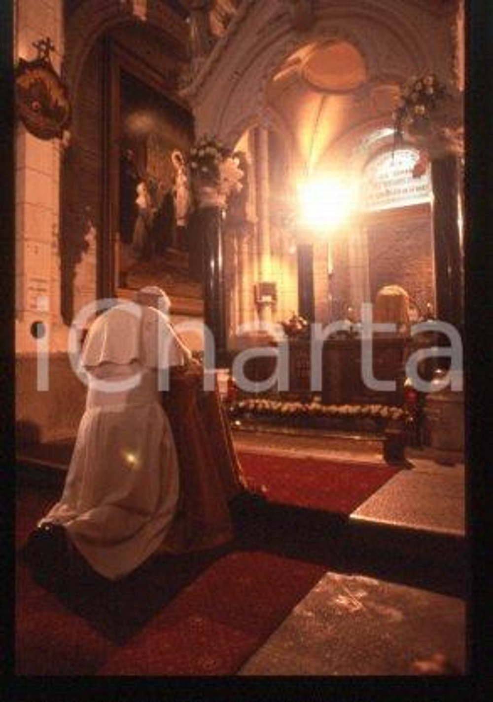 35mm vintage slide*1996 Saint-Laurent Giovanni Paolo II, CELEBRATION OF VESPERS  Diapositiva d'epoca, in formato 35 mm.CONDIZIONI: GOODE' severamente vietata la riproduzione. Tutti i diritti sono riservati.Nella diapositiva ICharta mette in vendita, sul negozio eBay e in esclusiva sul sito "icharta" il proprio archivio composto da numerose diapositive e negativi fotografici d'epoca, tutti originali e autentici, che attraversano la storia del costume italiano tra gli la fine degli anni Sessanta e Novanta.Si tratta di uno sguardo inedito sull'attualit&agrave;, la politica, la vita quotidiana, il gossip e la cultura, che fotografa il cambiamento della nazione in quest'ultimo scorcio del XX secolo. Un'occasione unica per il mercato del collezionismo, che vede finalmente disponibile un archivio eccezionale per vastit&agrave;, tematiche e condizioni, in un settore (il negativo fotografico e la diapositiva) di assoluta novit&agrave; e dalle interessanti prospettive di investimento.  FAIR/discreto   originale e autentica 1