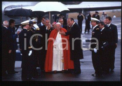 35mm vintage slide* 1996 FRANCE, Giovanni Paolo II, costume  Diapositiva d'epoca, in formato 35 mm.CONDIZIONI: GOODE' severamente vietata la riproduzione. Tutti i diritti sono riservati.Nella diapositiva ICharta mette in vendita, sul negozio eBay e in esclusiva sul sito "icharta" il proprio archivio composto da numerose diapositive e negativi fotografici d'epoca, tutti originali e autentici, che attraversano la storia del costume italiano tra gli la fine degli anni Sessanta e Novanta.Si tratta di uno sguardo inedito sull'attualit&agrave;, la politica, la vita quotidiana, il gossip e la cultura, che fotografa il cambiamento della nazione in quest'ultimo scorcio del XX secolo. Un'occasione unica per il mercato del collezionismo, che vede finalmente disponibile un archivio eccezionale per vastit&agrave;, tematiche e condizioni, in un settore (il negativo fotografico e la diapositiva) di assoluta novit&agrave; e dalle interessanti prospettive di investimento.  FAIR/discreto   originale e autentica 1