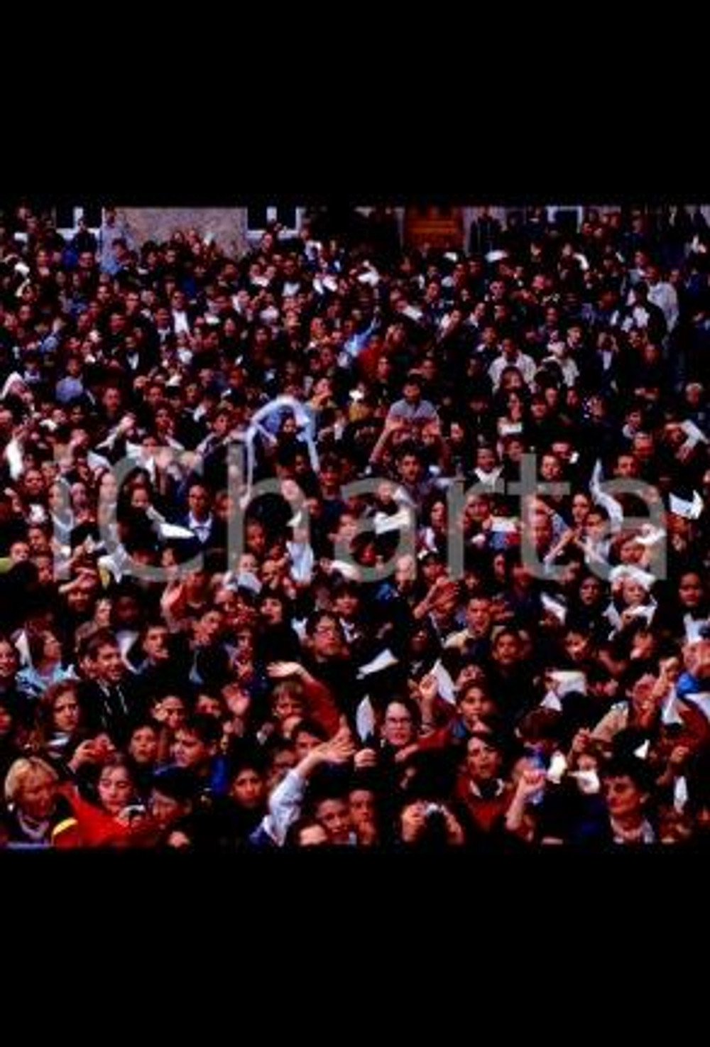 35mm vintage slide* 1996, Saint-Laurent, Giovanni Paolo II, people  Diapositiva d'epoca, in formato 35 mm.CONDIZIONI: GOODE' severamente vietata la riproduzione. Tutti i diritti sono riservati.Nella diapositiva ICharta mette in vendita, sul negozio eBay e in esclusiva sul sito "icharta" il proprio archivio composto da numerose diapositive e negativi fotografici d'epoca, tutti originali e autentici, che attraversano la storia del costume italiano tra gli la fine degli anni Sessanta e Novanta.Si tratta di uno sguardo inedito sull'attualit&agrave;, la politica, la vita quotidiana, il gossip e la cultura, che fotografa il cambiamento della nazione in quest'ultimo scorcio del XX secolo. Un'occasione unica per il mercato del collezionismo, che vede finalmente disponibile un archivio eccezionale per vastit&agrave;, tematiche e condizioni, in un settore (il negativo fotografico e la diapositiva) di assoluta novit&agrave; e dalle interessanti prospettive di investimento.  FAIR/discreto   originale e autentica 1
