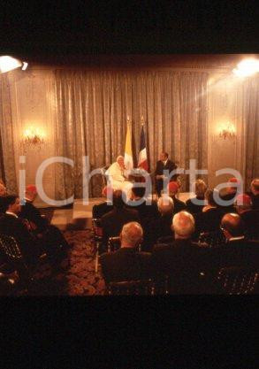 35mm vintage slide* 1996, France, speech of Giovanni Paolo II,  Jacques Chirac  Diapositiva d'epoca, in formato 35 mm.CONDIZIONI: GOODE' severamente vietata la riproduzione. Tutti i diritti sono riservati.Nella diapositiva ICharta mette in vendita, sul negozio eBay e in esclusiva sul sito "icharta" il proprio archivio composto da numerose diapositive e negativi fotografici d'epoca, tutti originali e autentici, che attraversano la storia del costume italiano tra gli la fine degli anni Sessanta e Novanta.Si tratta di uno sguardo inedito sull'attualit&agrave;, la politica, la vita quotidiana, il gossip e la cultura, che fotografa il cambiamento della nazione in quest'ultimo scorcio del XX secolo. Un'occasione unica per il mercato del collezionismo, che vede finalmente disponibile un archivio eccezionale per vastit&agrave;, tematiche e condizioni, in un settore (il negativo fotografico e la diapositiva) di assoluta novit&agrave; e dalle interessanti prospettive di investimento.  FAIR/discreto   originale e autentica 1