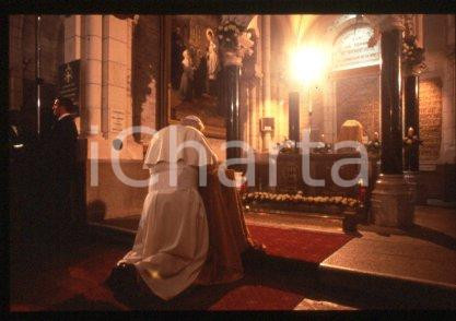 35mm vintage slide* 1996, Saint-Laurent, Homily of Giovanni Paolo II  Diapositiva d'epoca, in formato 35 mm.CONDIZIONI: GOODE' severamente vietata la riproduzione. Tutti i diritti sono riservati.Nella diapositiva ICharta mette in vendita, sul negozio eBay e in esclusiva sul sito "icharta" il proprio archivio composto da numerose diapositive e negativi fotografici d'epoca, tutti originali e autentici, che attraversano la storia del costume italiano tra gli la fine degli anni Sessanta e Novanta.Si tratta di uno sguardo inedito sull'attualit&agrave;, la politica, la vita quotidiana, il gossip e la cultura, che fotografa il cambiamento della nazione in quest'ultimo scorcio del XX secolo. Un'occasione unica per il mercato del collezionismo, che vede finalmente disponibile un archivio eccezionale per vastit&agrave;, tematiche e condizioni, in un settore (il negativo fotografico e la diapositiva) di assoluta novit&agrave; e dalle interessanti prospettive di investimento.  FAIR/discreto   originale e autentica 1