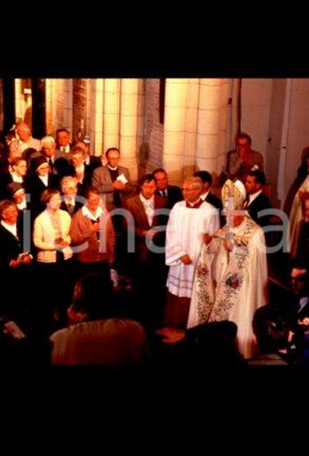 35mm vintage slide*1996, Saint-Laurent, homily, Giovanni Paolo II with religious  Diapositiva d'epoca, in formato 35 mm.CONDIZIONI: GOODE' severamente vietata la riproduzione. Tutti i diritti sono riservati.Nella diapositiva ICharta mette in vendita, sul negozio eBay e in esclusiva sul sito "icharta" il proprio archivio composto da numerose diapositive e negativi fotografici d'epoca, tutti originali e autentici, che attraversano la storia del costume italiano tra gli la fine degli anni Sessanta e Novanta.Si tratta di uno sguardo inedito sull'attualit&agrave;, la politica, la vita quotidiana, il gossip e la cultura, che fotografa il cambiamento della nazione in quest'ultimo scorcio del XX secolo. Un'occasione unica per il mercato del collezionismo, che vede finalmente disponibile un archivio eccezionale per vastit&agrave;, tematiche e condizioni, in un settore (il negativo fotografico e la diapositiva) di assoluta novit&agrave; e dalle interessanti prospettive di investimento.  FAIR/discreto   originale e autentica 1