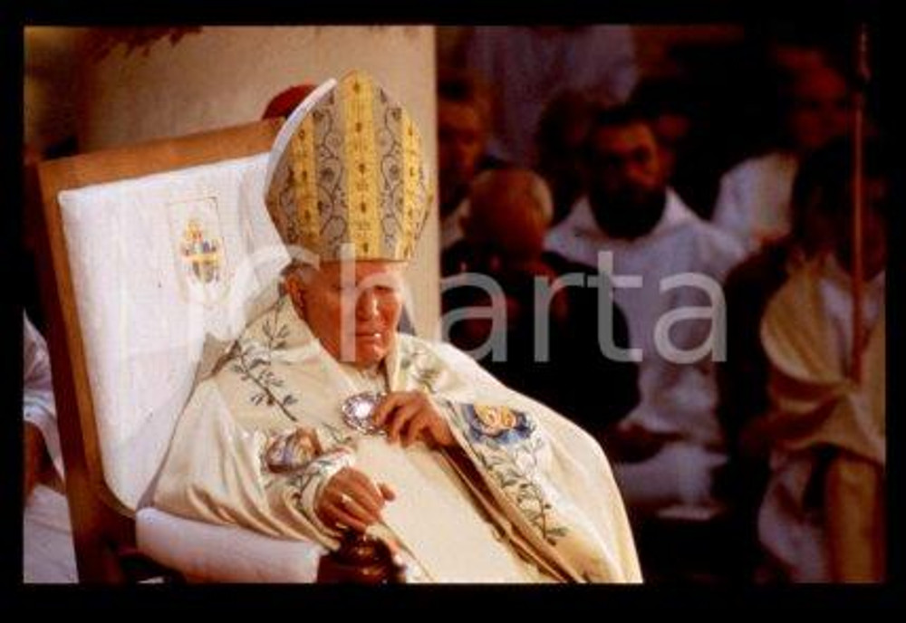 35mm vintage slide* 1996, Saint-Laurent sur Sevre, COSTUME, Giovanni Paolo II  Diapositiva d'epoca, in formato 35 mm.CONDIZIONI: GOODE' severamente vietata la riproduzione. Tutti i diritti sono riservati.Nella diapositiva ICharta mette in vendita, sul negozio eBay e in esclusiva sul sito "icharta" il proprio archivio composto da numerose diapositive e negativi fotografici d'epoca, tutti originali e autentici, che attraversano la storia del costume italiano tra gli la fine degli anni Sessanta e Novanta.Si tratta di uno sguardo inedito sull'attualit&agrave;, la politica, la vita quotidiana, il gossip e la cultura, che fotografa il cambiamento della nazione in quest'ultimo scorcio del XX secolo. Un'occasione unica per il mercato del collezionismo, che vede finalmente disponibile un archivio eccezionale per vastit&agrave;, tematiche e condizioni, in un settore (il negativo fotografico e la diapositiva) di assoluta novit&agrave; e dalle interessanti prospettive di investimento.  FAIR/discreto   originale e autentica 1