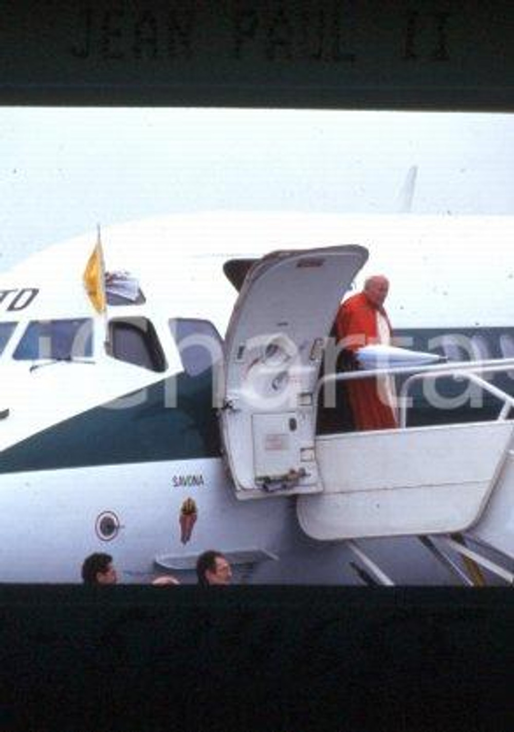 35mm vintage slide* 1996, France, airport, Giovanni Paolo II  Diapositiva d'epoca, in formato 35 mm.CONDIZIONI: GOODE' severamente vietata la riproduzione. Tutti i diritti sono riservati.Nella diapositiva ICharta mette in vendita, sul negozio eBay e in esclusiva sul sito "icharta" il proprio archivio composto da numerose diapositive e negativi fotografici d'epoca, tutti originali e autentici, che attraversano la storia del costume italiano tra gli la fine degli anni Sessanta e Novanta.Si tratta di uno sguardo inedito sull'attualit&agrave;, la politica, la vita quotidiana, il gossip e la cultura, che fotografa il cambiamento della nazione in quest'ultimo scorcio del XX secolo. Un'occasione unica per il mercato del collezionismo, che vede finalmente disponibile un archivio eccezionale per vastit&agrave;, tematiche e condizioni, in un settore (il negativo fotografico e la diapositiva) di assoluta novit&agrave; e dalle interessanti prospettive di investimento.  FAIR/discreto   originale e autentica 1