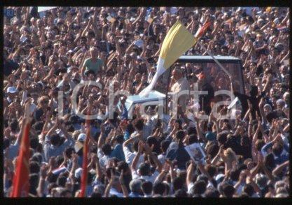 35mm vintage slide* 1994, Zagreb Hippodrome, mass of Giovanni Paolo II, people  Diapositiva d'epoca, in formato 35 mm.CONDIZIONI: GOODE' severamente vietata la riproduzione. Tutti i diritti sono riservati.Nella diapositiva ICharta mette in vendita, sul negozio eBay e in esclusiva sul sito "icharta" il proprio archivio composto da numerose diapositive e negativi fotografici d'epoca, tutti originali e autentici, che attraversano la storia del costume italiano tra gli la fine degli anni Sessanta e Novanta.Si tratta di uno sguardo inedito sull'attualit&agrave;, la politica, la vita quotidiana, il gossip e la cultura, che fotografa il cambiamento della nazione in quest'ultimo scorcio del XX secolo. Un'occasione unica per il mercato del collezionismo, che vede finalmente disponibile un archivio eccezionale per vastit&agrave;, tematiche e condizioni, in un settore (il negativo fotografico e la diapositiva) di assoluta novit&agrave; e dalle interessanti prospettive di investimento.  FAIR/discreto   originale e autentica 1