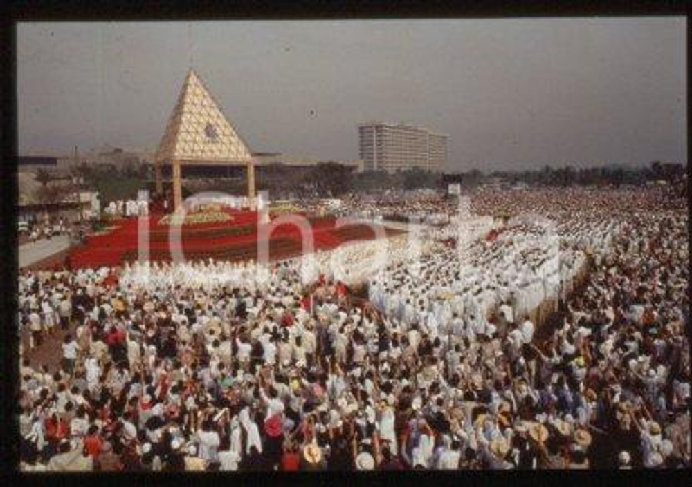 35mm vintage slide* 1995 - Manila, HOLY MASS, Giovanni Paolo II, people  Diapositiva d'epoca, in formato 35 mm.CONDIZIONI: GOODE' severamente vietata la riproduzione. Tutti i diritti sono riservati.Nella diapositiva ICharta mette in vendita, sul negozio eBay e in esclusiva sul sito "icharta" il proprio archivio composto da numerose diapositive e negativi fotografici d'epoca, tutti originali e autentici, che attraversano la storia del costume italiano tra gli la fine degli anni Sessanta e Novanta.Si tratta di uno sguardo inedito sull'attualit&agrave;, la politica, la vita quotidiana, il gossip e la cultura, che fotografa il cambiamento della nazione in quest'ultimo scorcio del XX secolo. Un'occasione unica per il mercato del collezionismo, che vede finalmente disponibile un archivio eccezionale per vastit&agrave;, tematiche e condizioni, in un settore (il negativo fotografico e la diapositiva) di assoluta novit&agrave; e dalle interessanti prospettive di investimento.  FAIR/discreto   originale e autentica 1