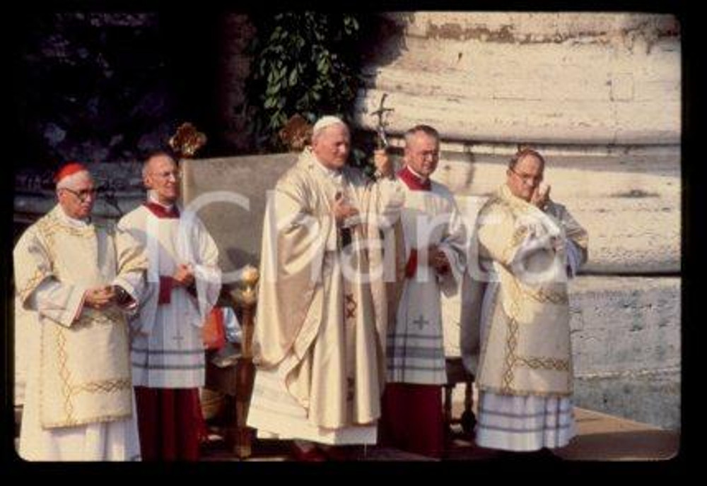 35mm vintage slide* 1978, Vatican, Giovanni Paolo II  Diapositiva d'epoca, in formato 35 mm.CONDIZIONI: GOODE' severamente vietata la riproduzione. Tutti i diritti sono riservati.Nella diapositiva ICharta mette in vendita, sul negozio eBay e in esclusiva sul sito "icharta" il proprio archivio composto da numerose diapositive e negativi fotografici d'epoca, tutti originali e autentici, che attraversano la storia del costume italiano tra gli la fine degli anni Sessanta e Novanta.Si tratta di uno sguardo inedito sull'attualit&agrave;, la politica, la vita quotidiana, il gossip e la cultura, che fotografa il cambiamento della nazione in quest'ultimo scorcio del XX secolo. Un'occasione unica per il mercato del collezionismo, che vede finalmente disponibile un archivio eccezionale per vastit&agrave;, tematiche e condizioni, in un settore (il negativo fotografico e la diapositiva) di assoluta novit&agrave; e dalle interessanti prospettive di investimento.  FAIR/discreto   originale e autentica 1
