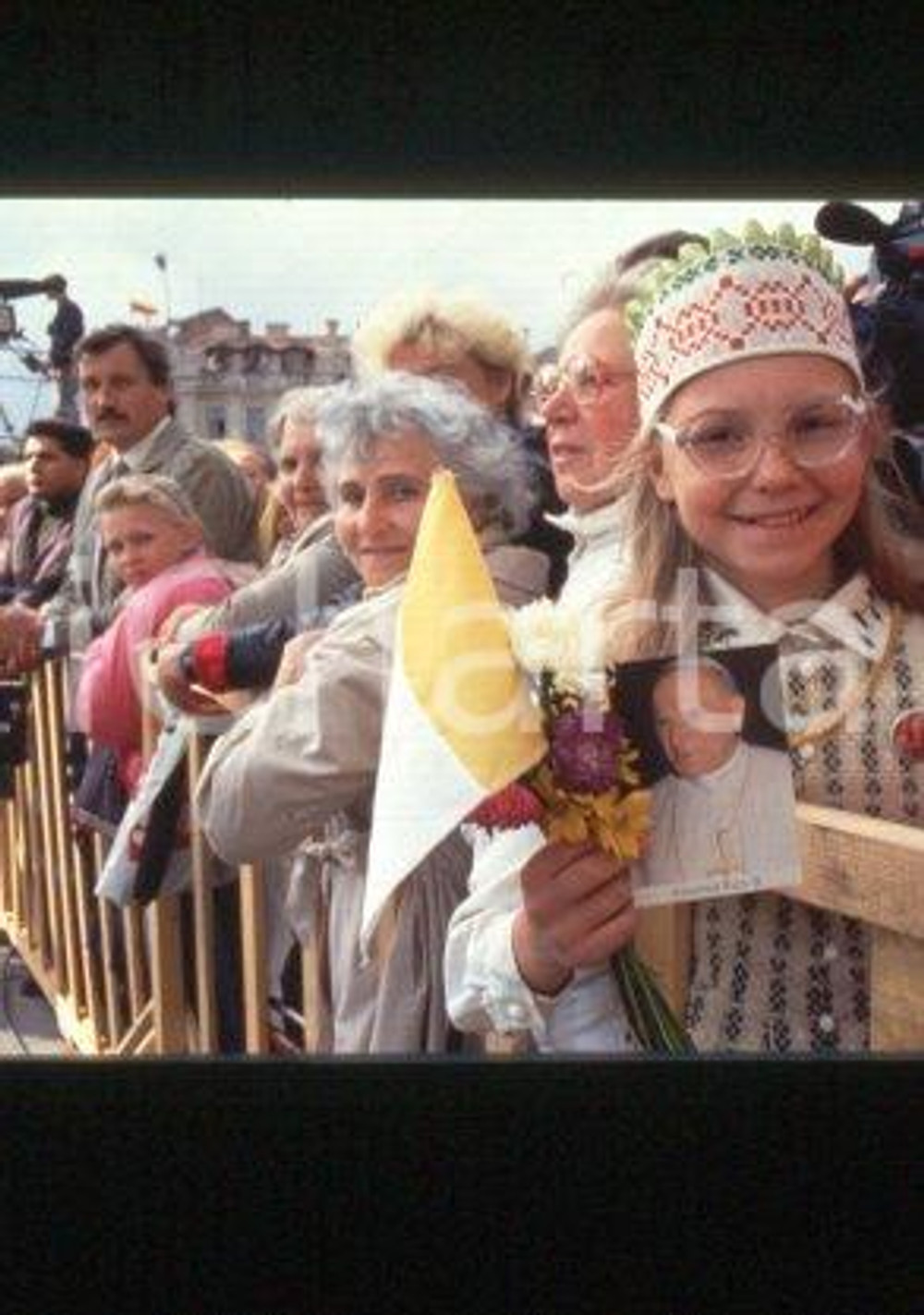 35mm vintage slide* 1993, Vilnius, Giovanni Paolo II, people  Diapositiva d'epoca, in formato 35 mm.CONDIZIONI: GOODE' severamente vietata la riproduzione. Tutti i diritti sono riservati.Nella diapositiva ICharta mette in vendita, sul negozio eBay e in esclusiva sul sito "icharta" il proprio archivio composto da numerose diapositive e negativi fotografici d'epoca, tutti originali e autentici, che attraversano la storia del costume italiano tra gli la fine degli anni Sessanta e Novanta.Si tratta di uno sguardo inedito sull'attualit&agrave;, la politica, la vita quotidiana, il gossip e la cultura, che fotografa il cambiamento della nazione in quest'ultimo scorcio del XX secolo. Un'occasione unica per il mercato del collezionismo, che vede finalmente disponibile un archivio eccezionale per vastit&agrave;, tematiche e condizioni, in un settore (il negativo fotografico e la diapositiva) di assoluta novit&agrave; e dalle interessanti prospettive di investimento.  FAIR/discreto   originale e autentica 1