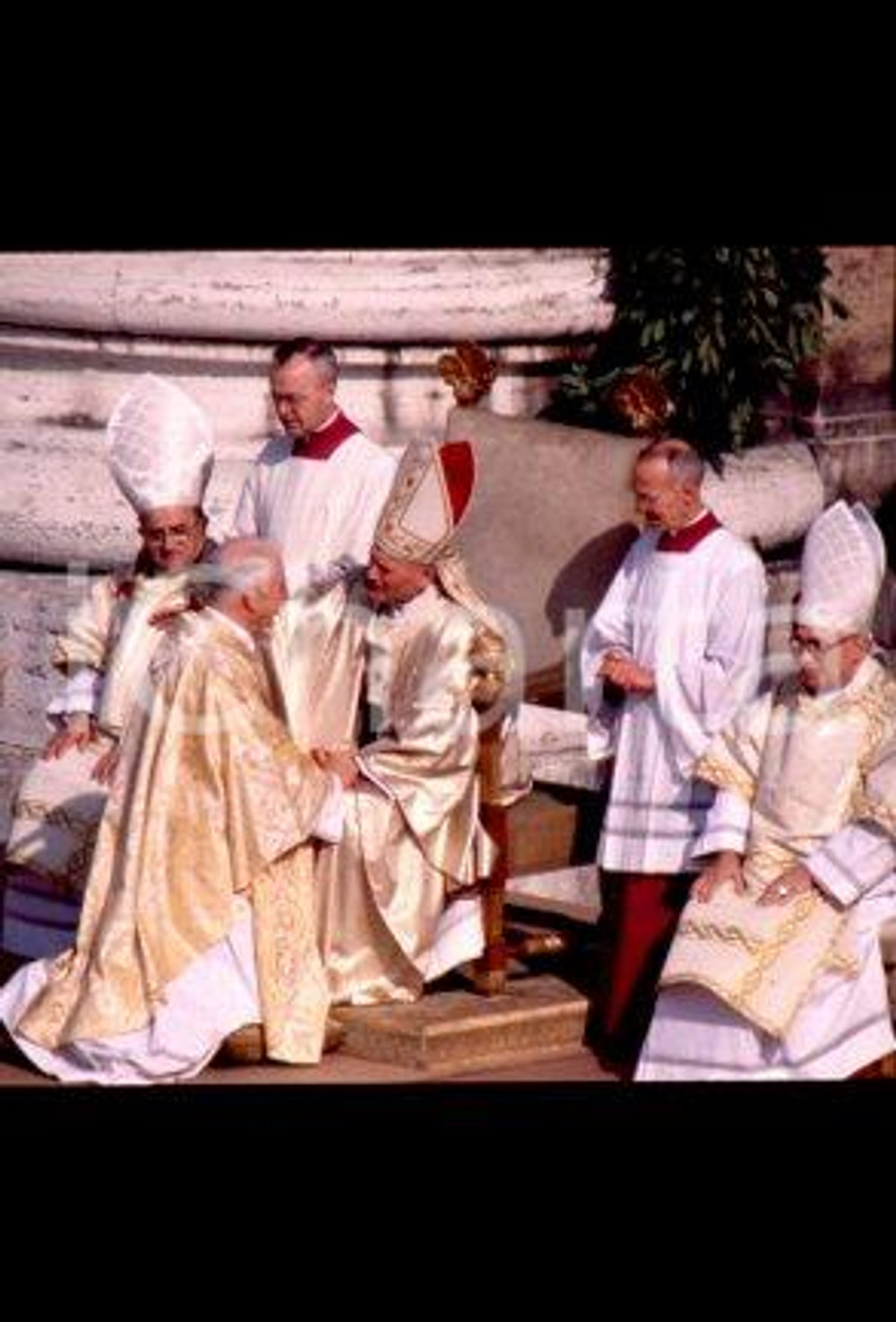 35mm vintage slide* 1978, Vatican, Giovanni Paolo II (2)  Diapositiva d'epoca, in formato 35 mm.CONDIZIONI: GOODE' severamente vietata la riproduzione. Tutti i diritti sono riservati.Nella diapositiva ICharta mette in vendita, sul negozio eBay e in esclusiva sul sito "icharta" il proprio archivio composto da numerose diapositive e negativi fotografici d'epoca, tutti originali e autentici, che attraversano la storia del costume italiano tra gli la fine degli anni Sessanta e Novanta.Si tratta di uno sguardo inedito sull'attualit&agrave;, la politica, la vita quotidiana, il gossip e la cultura, che fotografa il cambiamento della nazione in quest'ultimo scorcio del XX secolo. Un'occasione unica per il mercato del collezionismo, che vede finalmente disponibile un archivio eccezionale per vastit&agrave;, tematiche e condizioni, in un settore (il negativo fotografico e la diapositiva) di assoluta novit&agrave; e dalle interessanti prospettive di investimento.  FAIR/discreto   originale e autentica 1