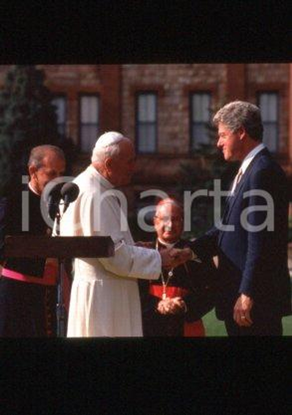 35mm vintage slide* 1993, USA, Denver, Giovanni Paolo II with Clinton (5)  Diapositiva d'epoca, in formato 35 mm.CONDIZIONI: GOODE' severamente vietata la riproduzione. Tutti i diritti sono riservati.Nella diapositiva ICharta mette in vendita, sul negozio eBay e in esclusiva sul sito "icharta" il proprio archivio composto da numerose diapositive e negativi fotografici d'epoca, tutti originali e autentici, che attraversano la storia del costume italiano tra gli la fine degli anni Sessanta e Novanta.Si tratta di uno sguardo inedito sull'attualit&agrave;, la politica, la vita quotidiana, il gossip e la cultura, che fotografa il cambiamento della nazione in quest'ultimo scorcio del XX secolo. Un'occasione unica per il mercato del collezionismo, che vede finalmente disponibile un archivio eccezionale per vastit&agrave;, tematiche e condizioni, in un settore (il negativo fotografico e la diapositiva) di assoluta novit&agrave; e dalle interessanti prospettive di investimento.  FAIR/discreto   originale e autentica 1