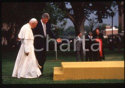35mm vintage slide* 1993, USA, Denver, Giovanni Paolo II with Clinton (6)  Diapositiva d'epoca, in formato 35 mm.CONDIZIONI: GOODE' severamente vietata la riproduzione. Tutti i diritti sono riservati.Nella diapositiva ICharta mette in vendita, sul negozio eBay e in esclusiva sul sito "icharta" il proprio archivio composto da numerose diapositive e negativi fotografici d'epoca, tutti originali e autentici, che attraversano la storia del costume italiano tra gli la fine degli anni Sessanta e Novanta.Si tratta di uno sguardo inedito sull'attualit&agrave;, la politica, la vita quotidiana, il gossip e la cultura, che fotografa il cambiamento della nazione in quest'ultimo scorcio del XX secolo. Un'occasione unica per il mercato del collezionismo, che vede finalmente disponibile un archivio eccezionale per vastit&agrave;, tematiche e condizioni, in un settore (il negativo fotografico e la diapositiva) di assoluta novit&agrave; e dalle interessanti prospettive di investimento.  FAIR/discreto   originale e autentica 1