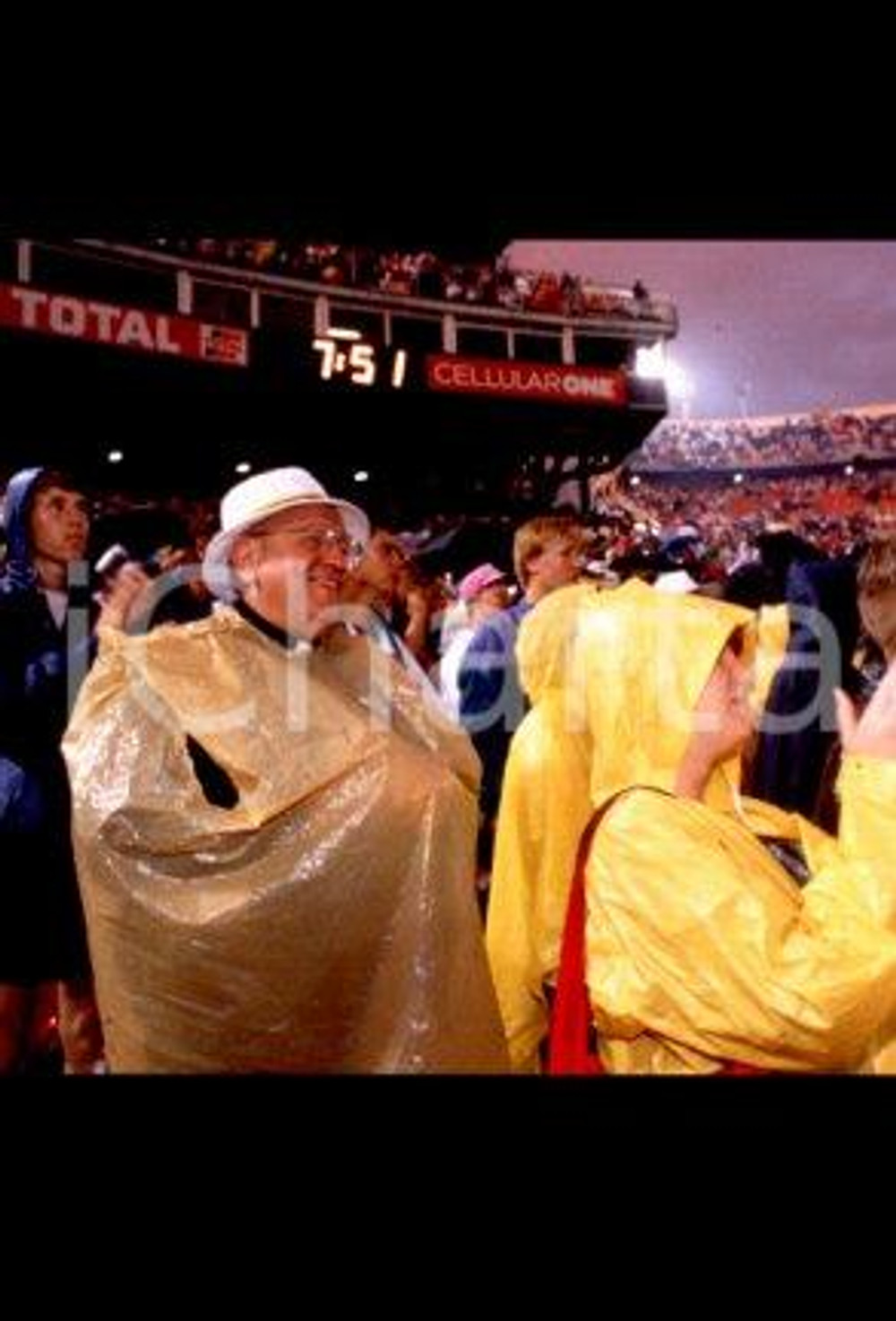 35mm vintage slide* 1993, USA, Denver stadium, Giovanni Paolo II, 100000 youth-3  Diapositiva d'epoca, in formato 35 mm.CONDIZIONI: GOODE' severamente vietata la riproduzione. Tutti i diritti sono riservati.Nella diapositiva ICharta mette in vendita, sul negozio eBay e in esclusiva sul sito "icharta" il proprio archivio composto da numerose diapositive e negativi fotografici d'epoca, tutti originali e autentici, che attraversano la storia del costume italiano tra gli la fine degli anni Sessanta e Novanta.Si tratta di uno sguardo inedito sull'attualit&agrave;, la politica, la vita quotidiana, il gossip e la cultura, che fotografa il cambiamento della nazione in quest'ultimo scorcio del XX secolo. Un'occasione unica per il mercato del collezionismo, che vede finalmente disponibile un archivio eccezionale per vastit&agrave;, tematiche e condizioni, in un settore (il negativo fotografico e la diapositiva) di assoluta novit&agrave; e dalle interessanti prospettive di investimento.  FAIR/discreto   originale e autentica 1