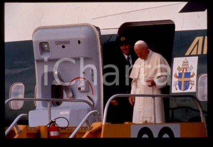 35mm vintage slide* 1993, USA, Denver, Giovanni Paolo II with Clinton (7)  Diapositiva d'epoca, in formato 35 mm.CONDIZIONI: GOODE' severamente vietata la riproduzione. Tutti i diritti sono riservati.Nella diapositiva ICharta mette in vendita, sul negozio eBay e in esclusiva sul sito "icharta" il proprio archivio composto da numerose diapositive e negativi fotografici d'epoca, tutti originali e autentici, che attraversano la storia del costume italiano tra gli la fine degli anni Sessanta e Novanta.Si tratta di uno sguardo inedito sull'attualit&agrave;, la politica, la vita quotidiana, il gossip e la cultura, che fotografa il cambiamento della nazione in quest'ultimo scorcio del XX secolo. Un'occasione unica per il mercato del collezionismo, che vede finalmente disponibile un archivio eccezionale per vastit&agrave;, tematiche e condizioni, in un settore (il negativo fotografico e la diapositiva) di assoluta novit&agrave; e dalle interessanti prospettive di investimento.  FAIR/discreto   originale e autentica 1