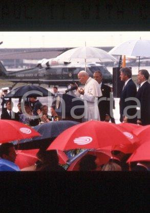 35mm vintage slide* 1993, USA, Denver, Giovanni Paolo II with Clinton (8)  Diapositiva d'epoca, in formato 35 mm.CONDIZIONI: GOODE' severamente vietata la riproduzione. Tutti i diritti sono riservati.Nella diapositiva ICharta mette in vendita, sul negozio eBay e in esclusiva sul sito "icharta" il proprio archivio composto da numerose diapositive e negativi fotografici d'epoca, tutti originali e autentici, che attraversano la storia del costume italiano tra gli la fine degli anni Sessanta e Novanta.Si tratta di uno sguardo inedito sull'attualit&agrave;, la politica, la vita quotidiana, il gossip e la cultura, che fotografa il cambiamento della nazione in quest'ultimo scorcio del XX secolo. Un'occasione unica per il mercato del collezionismo, che vede finalmente disponibile un archivio eccezionale per vastit&agrave;, tematiche e condizioni, in un settore (il negativo fotografico e la diapositiva) di assoluta novit&agrave; e dalle interessanti prospettive di investimento.  FAIR/discreto   originale e autentica 1