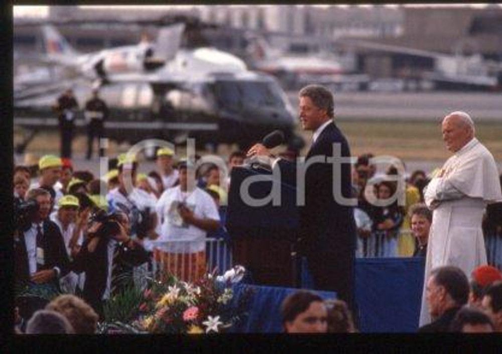 35mm vintage slide* 1993, USA, Denver, Giovanni Paolo II with Clinton (9)  Diapositiva d'epoca, in formato 35 mm.CONDIZIONI: GOODE' severamente vietata la riproduzione. Tutti i diritti sono riservati.Nella diapositiva ICharta mette in vendita, sul negozio eBay e in esclusiva sul sito "icharta" il proprio archivio composto da numerose diapositive e negativi fotografici d'epoca, tutti originali e autentici, che attraversano la storia del costume italiano tra gli la fine degli anni Sessanta e Novanta.Si tratta di uno sguardo inedito sull'attualit&agrave;, la politica, la vita quotidiana, il gossip e la cultura, che fotografa il cambiamento della nazione in quest'ultimo scorcio del XX secolo. Un'occasione unica per il mercato del collezionismo, che vede finalmente disponibile un archivio eccezionale per vastit&agrave;, tematiche e condizioni, in un settore (il negativo fotografico e la diapositiva) di assoluta novit&agrave; e dalle interessanti prospettive di investimento.  FAIR/discreto   originale e autentica 1