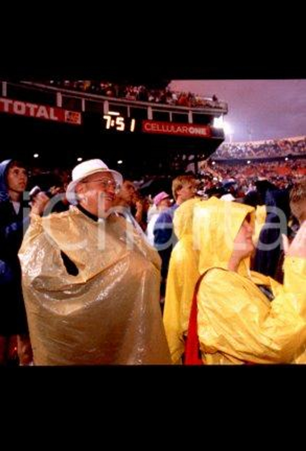 35mm vintage slide* 1993, USA, Denver stadium, Giovanni Paolo II, 100000 youth-4  Diapositiva d'epoca, in formato 35 mm.CONDIZIONI: GOODE' severamente vietata la riproduzione. Tutti i diritti sono riservati.Nella diapositiva ICharta mette in vendita, sul negozio eBay e in esclusiva sul sito "icharta" il proprio archivio composto da numerose diapositive e negativi fotografici d'epoca, tutti originali e autentici, che attraversano la storia del costume italiano tra gli la fine degli anni Sessanta e Novanta.Si tratta di uno sguardo inedito sull'attualit&agrave;, la politica, la vita quotidiana, il gossip e la cultura, che fotografa il cambiamento della nazione in quest'ultimo scorcio del XX secolo. Un'occasione unica per il mercato del collezionismo, che vede finalmente disponibile un archivio eccezionale per vastit&agrave;, tematiche e condizioni, in un settore (il negativo fotografico e la diapositiva) di assoluta novit&agrave; e dalle interessanti prospettive di investimento.  FAIR/discreto   originale e autentica 1