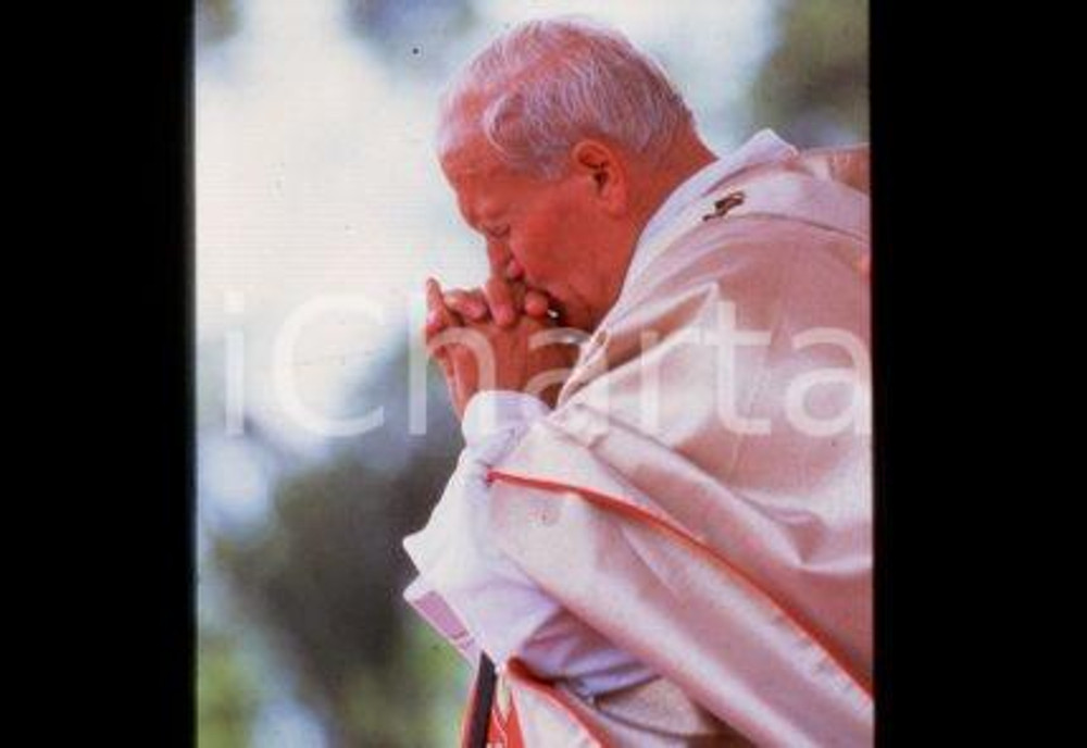 35mm vintage slide* 1978, Gdansk, Giovanni Paolo II  Diapositiva d'epoca, in formato 35 mm.CONDIZIONI: GOODE' severamente vietata la riproduzione. Tutti i diritti sono riservati.Nella diapositiva ICharta mette in vendita, sul negozio eBay e in esclusiva sul sito "icharta" il proprio archivio composto da numerose diapositive e negativi fotografici d'epoca, tutti originali e autentici, che attraversano la storia del costume italiano tra gli la fine degli anni Sessanta e Novanta.Si tratta di uno sguardo inedito sull'attualit&agrave;, la politica, la vita quotidiana, il gossip e la cultura, che fotografa il cambiamento della nazione in quest'ultimo scorcio del XX secolo. Un'occasione unica per il mercato del collezionismo, che vede finalmente disponibile un archivio eccezionale per vastit&agrave;, tematiche e condizioni, in un settore (il negativo fotografico e la diapositiva) di assoluta novit&agrave; e dalle interessanti prospettive di investimento.  FAIR/discreto   originale e autentica 1