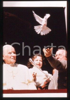 35mm vintage slide* 1998, Rome, Giovanni Paolo II, pigeon  Diapositiva d'epoca, in formato 35 mm.CONDIZIONI: GOODE' severamente vietata la riproduzione. Tutti i diritti sono riservati.Nella diapositiva ICharta mette in vendita, sul negozio eBay e in esclusiva sul sito "icharta" il proprio archivio composto da numerose diapositive e negativi fotografici d'epoca, tutti originali e autentici, che attraversano la storia del costume italiano tra gli la fine degli anni Sessanta e Novanta.Si tratta di uno sguardo inedito sull'attualit&agrave;, la politica, la vita quotidiana, il gossip e la cultura, che fotografa il cambiamento della nazione in quest'ultimo scorcio del XX secolo. Un'occasione unica per il mercato del collezionismo, che vede finalmente disponibile un archivio eccezionale per vastit&agrave;, tematiche e condizioni, in un settore (il negativo fotografico e la diapositiva) di assoluta novit&agrave; e dalle interessanti prospettive di investimento.  FAIR/discreto   originale e autentica 1
