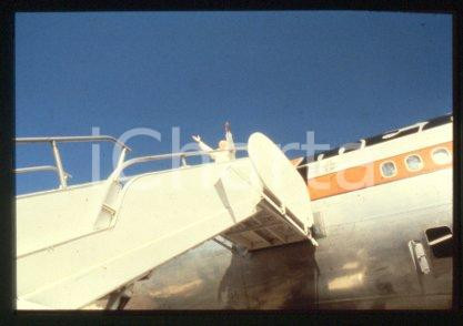 35mm vintage slide* 1992, Santo Domingo, airport, Giovanni Paolo II  Diapositiva d'epoca, in formato 35 mm.CONDIZIONI: GOODE' severamente vietata la riproduzione. Tutti i diritti sono riservati.Nella diapositiva ICharta mette in vendita, sul negozio eBay e in esclusiva sul sito "icharta" il proprio archivio composto da numerose diapositive e negativi fotografici d'epoca, tutti originali e autentici, che attraversano la storia del costume italiano tra gli la fine degli anni Sessanta e Novanta.Si tratta di uno sguardo inedito sull'attualit&agrave;, la politica, la vita quotidiana, il gossip e la cultura, che fotografa il cambiamento della nazione in quest'ultimo scorcio del XX secolo. Un'occasione unica per il mercato del collezionismo, che vede finalmente disponibile un archivio eccezionale per vastit&agrave;, tematiche e condizioni, in un settore (il negativo fotografico e la diapositiva) di assoluta novit&agrave; e dalle interessanti prospettive di investimento.  FAIR/discreto   originale e autentica 1