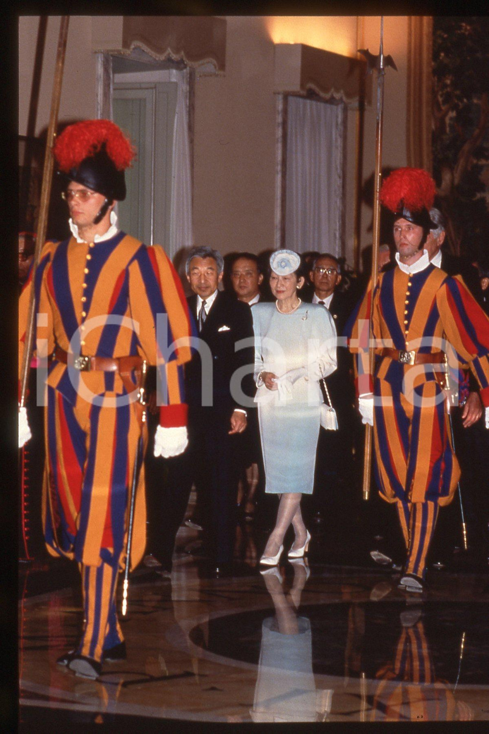 35mm vintage slide *1993 ITALY Giovanni Paolo II with empress of Japan  Diapositiva d'epoca, in formato 35 mm.CONDIZIONI: GOODE' severamente vietata la riproduzione. Tutti i diritti sono riservati.Nella diapositiva ICharta mette in vendita, sul negozio eBay e in esclusiva sul sito "icharta" il proprio archivio composto da numerose diapositive e negativi fotografici d'epoca, tutti originali e autentici, che attraversano la storia del costume italiano tra gli la fine degli anni Sessanta e Novanta.Si tratta di uno sguardo inedito sull'attualit&agrave;, la politica, la vita quotidiana, il gossip e la cultura, che fotografa il cambiamento della nazione in quest'ultimo scorcio del XX secolo. Un'occasione unica per il mercato del collezionismo, che vede finalmente disponibile un archivio eccezionale per vastit&agrave;, tematiche e condizioni, in un settore (il negativo fotografico e la diapositiva) di assoluta novit&agrave; e dalle interessanti prospettive di investimento.  FAIR/discreto   originale e autentica 1