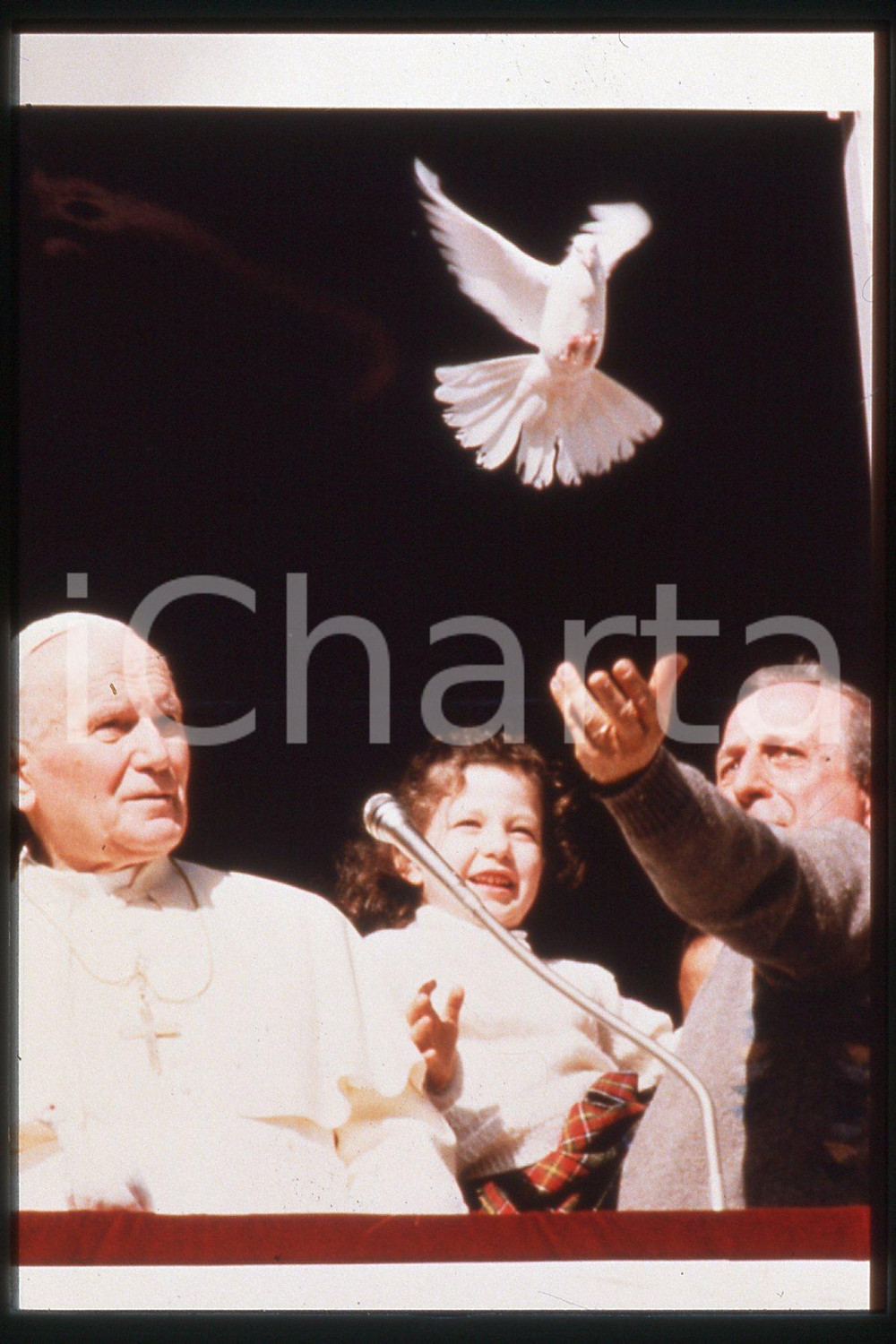 35mm vintage slide* 1998, Rome, Giovanni Paolo II with a pigeon  Diapositiva d'epoca, in formato 35 mm.CONDIZIONI: GOODE' severamente vietata la riproduzione. Tutti i diritti sono riservati.Nella diapositiva ICharta mette in vendita, sul negozio eBay e in esclusiva sul sito "icharta" il proprio archivio composto da numerose diapositive e negativi fotografici d'epoca, tutti originali e autentici, che attraversano la storia del costume italiano tra gli la fine degli anni Sessanta e Novanta.Si tratta di uno sguardo inedito sull'attualit&agrave;, la politica, la vita quotidiana, il gossip e la cultura, che fotografa il cambiamento della nazione in quest'ultimo scorcio del XX secolo. Un'occasione unica per il mercato del collezionismo, che vede finalmente disponibile un archivio eccezionale per vastit&agrave;, tematiche e condizioni, in un settore (il negativo fotografico e la diapositiva) di assoluta novit&agrave; e dalle interessanti prospettive di investimento.  FAIR/discreto   originale e autentica 1