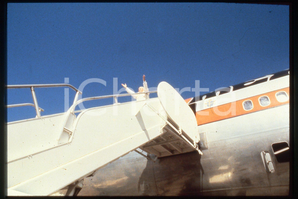 35mm vintage slide* 1992, Santo Domingo, airport, Giovanni Paolo II (2)  Diapositiva d'epoca, in formato 35 mm.CONDIZIONI: GOODE' severamente vietata la riproduzione. Tutti i diritti sono riservati.Nella diapositiva ICharta mette in vendita, sul negozio eBay e in esclusiva sul sito "icharta" il proprio archivio composto da numerose diapositive e negativi fotografici d'epoca, tutti originali e autentici, che attraversano la storia del costume italiano tra gli la fine degli anni Sessanta e Novanta.Si tratta di uno sguardo inedito sull'attualit&agrave;, la politica, la vita quotidiana, il gossip e la cultura, che fotografa il cambiamento della nazione in quest'ultimo scorcio del XX secolo. Un'occasione unica per il mercato del collezionismo, che vede finalmente disponibile un archivio eccezionale per vastit&agrave;, tematiche e condizioni, in un settore (il negativo fotografico e la diapositiva) di assoluta novit&agrave; e dalle interessanti prospettive di investimento.  FAIR/discreto   originale e autentica 1
