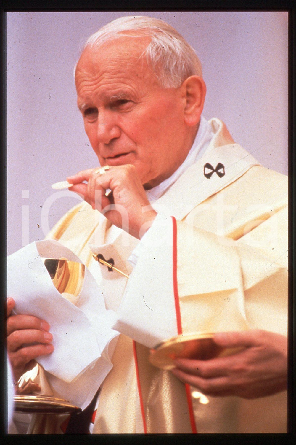 35mm vintage slide* 1989,  Copenhagen, COSTUME, Giovanni Paolo II  Diapositiva d'epoca, in formato 35 mm.CONDIZIONI: GOODE' severamente vietata la riproduzione. Tutti i diritti sono riservati.Nella diapositiva ICharta mette in vendita, sul negozio eBay e in esclusiva sul sito "icharta" il proprio archivio composto da numerose diapositive e negativi fotografici d'epoca, tutti originali e autentici, che attraversano la storia del costume italiano tra gli la fine degli anni Sessanta e Novanta.Si tratta di uno sguardo inedito sull'attualit&agrave;, la politica, la vita quotidiana, il gossip e la cultura, che fotografa il cambiamento della nazione in quest'ultimo scorcio del XX secolo. Un'occasione unica per il mercato del collezionismo, che vede finalmente disponibile un archivio eccezionale per vastit&agrave;, tematiche e condizioni, in un settore (il negativo fotografico e la diapositiva) di assoluta novit&agrave; e dalle interessanti prospettive di investimento.  FAIR/discreto   originale e autentica 1