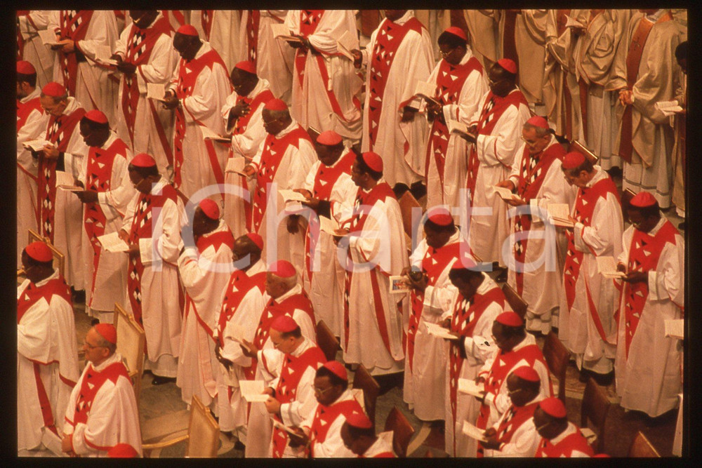 35mm vintage slide* 1994,  Vatican, African synod, Giovanni Paolo II  Diapositiva d'epoca, in formato 35 mm.CONDIZIONI: GOODE' severamente vietata la riproduzione. Tutti i diritti sono riservati.Nella diapositiva ICharta mette in vendita, sul negozio eBay e in esclusiva sul sito "icharta" il proprio archivio composto da numerose diapositive e negativi fotografici d'epoca, tutti originali e autentici, che attraversano la storia del costume italiano tra gli la fine degli anni Sessanta e Novanta.Si tratta di uno sguardo inedito sull'attualit&agrave;, la politica, la vita quotidiana, il gossip e la cultura, che fotografa il cambiamento della nazione in quest'ultimo scorcio del XX secolo. Un'occasione unica per il mercato del collezionismo, che vede finalmente disponibile un archivio eccezionale per vastit&agrave;, tematiche e condizioni, in un settore (il negativo fotografico e la diapositiva) di assoluta novit&agrave; e dalle interessanti prospettive di investimento.  FAIR/discreto   originale e autentica 1