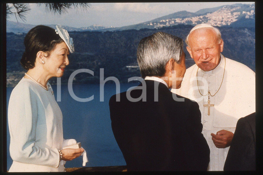 35mm vintage slide* 1993, Italy, Giovanni Paolo II with empress of Japan (3)  Diapositiva d'epoca, in formato 35 mm.CONDIZIONI: GOODE' severamente vietata la riproduzione. Tutti i diritti sono riservati.Nella diapositiva ICharta mette in vendita, sul negozio eBay e in esclusiva sul sito "icharta" il proprio archivio composto da numerose diapositive e negativi fotografici d'epoca, tutti originali e autentici, che attraversano la storia del costume italiano tra gli la fine degli anni Sessanta e Novanta.Si tratta di uno sguardo inedito sull'attualit&agrave;, la politica, la vita quotidiana, il gossip e la cultura, che fotografa il cambiamento della nazione in quest'ultimo scorcio del XX secolo. Un'occasione unica per il mercato del collezionismo, che vede finalmente disponibile un archivio eccezionale per vastit&agrave;, tematiche e condizioni, in un settore (il negativo fotografico e la diapositiva) di assoluta novit&agrave; e dalle interessanti prospettive di investimento.  FAIR/discreto   originale e autentica 1