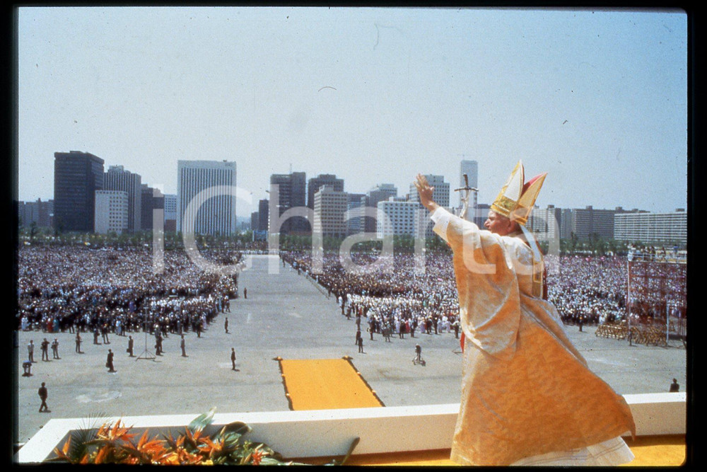 35mm vintage slide* 1989, Corea, Giovanni Paolo II with people  Diapositiva d'epoca, in formato 35 mm.CONDIZIONI: GOODE' severamente vietata la riproduzione. Tutti i diritti sono riservati.Nella diapositiva ICharta mette in vendita, sul negozio eBay e in esclusiva sul sito "icharta" il proprio archivio composto da numerose diapositive e negativi fotografici d'epoca, tutti originali e autentici, che attraversano la storia del costume italiano tra gli la fine degli anni Sessanta e Novanta.Si tratta di uno sguardo inedito sull'attualit&agrave;, la politica, la vita quotidiana, il gossip e la cultura, che fotografa il cambiamento della nazione in quest'ultimo scorcio del XX secolo. Un'occasione unica per il mercato del collezionismo, che vede finalmente disponibile un archivio eccezionale per vastit&agrave;, tematiche e condizioni, in un settore (il negativo fotografico e la diapositiva) di assoluta novit&agrave; e dalle interessanti prospettive di investimento.  FAIR/discreto   originale e autentica 1