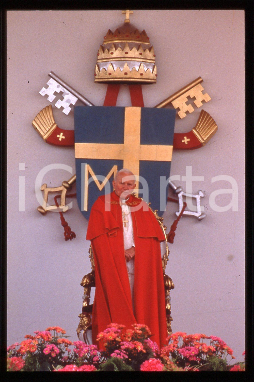 35mm vintage slide* 1995 Vaclav Havel Prague, STRAHOV ARENA, GIOVANNI PAOLO II  Diapositiva d'epoca, in formato 35 mm.CONDIZIONI: GOODE' severamente vietata la riproduzione. Tutti i diritti sono riservati.Nella diapositiva ICharta mette in vendita, sul negozio eBay e in esclusiva sul sito "icharta" il proprio archivio composto da numerose diapositive e negativi fotografici d'epoca, tutti originali e autentici, che attraversano la storia del costume italiano tra gli la fine degli anni Sessanta e Novanta.Si tratta di uno sguardo inedito sull'attualit&agrave;, la politica, la vita quotidiana, il gossip e la cultura, che fotografa il cambiamento della nazione in quest'ultimo scorcio del XX secolo. Un'occasione unica per il mercato del collezionismo, che vede finalmente disponibile un archivio eccezionale per vastit&agrave;, tematiche e condizioni, in un settore (il negativo fotografico e la diapositiva) di assoluta novit&agrave; e dalle interessanti prospettive di investimento.  FAIR/discreto   originale e autentica 1