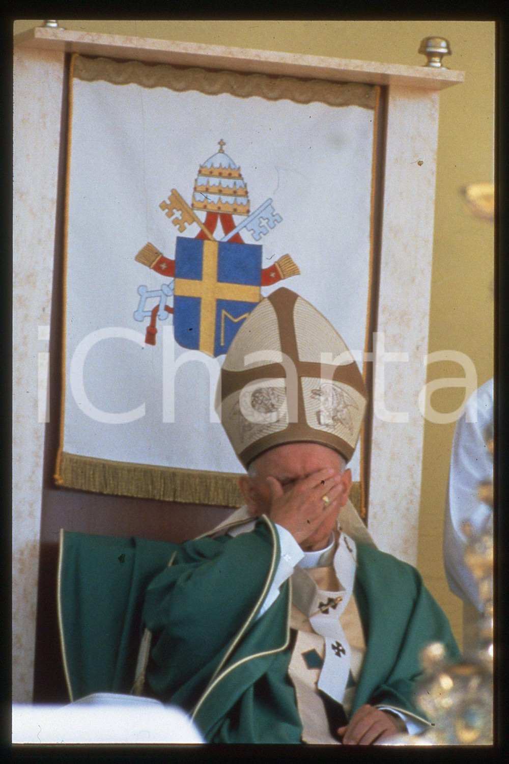 35mm vintage slide* 1994, GIOVANNI PAOLO II, COSTUME  Diapositiva d'epoca, in formato 35 mm.CONDIZIONI: GOODE' severamente vietata la riproduzione. Tutti i diritti sono riservati.Nella diapositiva ICharta mette in vendita, sul negozio eBay e in esclusiva sul sito "icharta" il proprio archivio composto da numerose diapositive e negativi fotografici d'epoca, tutti originali e autentici, che attraversano la storia del costume italiano tra gli la fine degli anni Sessanta e Novanta.Si tratta di uno sguardo inedito sull'attualit&agrave;, la politica, la vita quotidiana, il gossip e la cultura, che fotografa il cambiamento della nazione in quest'ultimo scorcio del XX secolo. Un'occasione unica per il mercato del collezionismo, che vede finalmente disponibile un archivio eccezionale per vastit&agrave;, tematiche e condizioni, in un settore (il negativo fotografico e la diapositiva) di assoluta novit&agrave; e dalle interessanti prospettive di investimento.  FAIR/discreto   originale e autentica 1