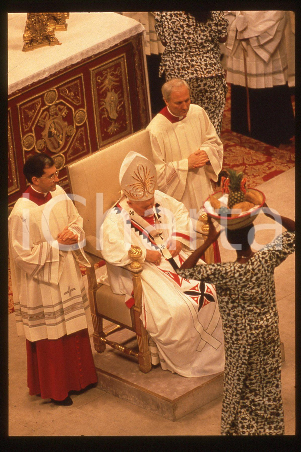 35mm vintage slide* 1994, Vatican, African synod, Giovanni Paolo II  Diapositiva d'epoca, in formato 35 mm.CONDIZIONI: GOODE' severamente vietata la riproduzione. Tutti i diritti sono riservati.Nella diapositiva ICharta mette in vendita, sul negozio eBay e in esclusiva sul sito "icharta" il proprio archivio composto da numerose diapositive e negativi fotografici d'epoca, tutti originali e autentici, che attraversano la storia del costume italiano tra gli la fine degli anni Sessanta e Novanta.Si tratta di uno sguardo inedito sull'attualit&agrave;, la politica, la vita quotidiana, il gossip e la cultura, che fotografa il cambiamento della nazione in quest'ultimo scorcio del XX secolo. Un'occasione unica per il mercato del collezionismo, che vede finalmente disponibile un archivio eccezionale per vastit&agrave;, tematiche e condizioni, in un settore (il negativo fotografico e la diapositiva) di assoluta novit&agrave; e dalle interessanti prospettive di investimento.  FAIR/discreto   originale e autentica 1