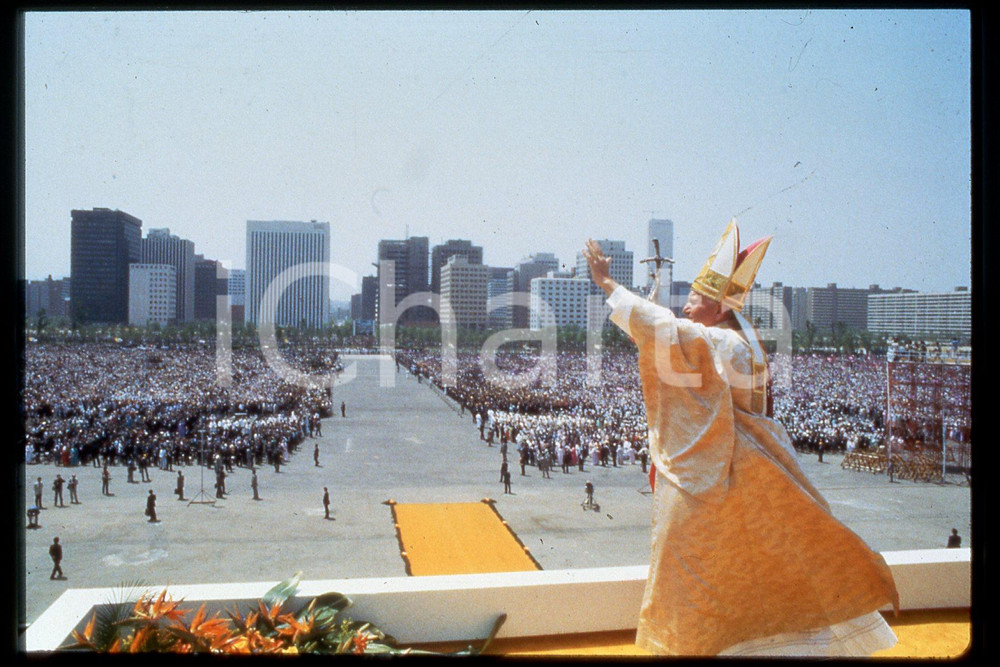 35mm vintage slide* 1989, Corea, Giovanni Paolo II with people (2)  Diapositiva d'epoca, in formato 35 mm.CONDIZIONI: GOODE' severamente vietata la riproduzione. Tutti i diritti sono riservati.Nella diapositiva ICharta mette in vendita, sul negozio eBay e in esclusiva sul sito "icharta" il proprio archivio composto da numerose diapositive e negativi fotografici d'epoca, tutti originali e autentici, che attraversano la storia del costume italiano tra gli la fine degli anni Sessanta e Novanta.Si tratta di uno sguardo inedito sull'attualit&agrave;, la politica, la vita quotidiana, il gossip e la cultura, che fotografa il cambiamento della nazione in quest'ultimo scorcio del XX secolo. Un'occasione unica per il mercato del collezionismo, che vede finalmente disponibile un archivio eccezionale per vastit&agrave;, tematiche e condizioni, in un settore (il negativo fotografico e la diapositiva) di assoluta novit&agrave; e dalle interessanti prospettive di investimento.  FAIR/discreto   originale e autentica 1