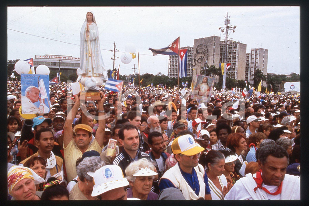 35mm vintage slide* 1998, Cuba, Giovanni Paolo II, mass in the Revolution Square  Diapositiva d'epoca, in formato 35 mm.CONDIZIONI: GOODE' severamente vietata la riproduzione. Tutti i diritti sono riservati.Nella diapositiva ICharta mette in vendita, sul negozio eBay e in esclusiva sul sito "icharta" il proprio archivio composto da numerose diapositive e negativi fotografici d'epoca, tutti originali e autentici, che attraversano la storia del costume italiano tra gli la fine degli anni Sessanta e Novanta.Si tratta di uno sguardo inedito sull'attualit&agrave;, la politica, la vita quotidiana, il gossip e la cultura, che fotografa il cambiamento della nazione in quest'ultimo scorcio del XX secolo. Un'occasione unica per il mercato del collezionismo, che vede finalmente disponibile un archivio eccezionale per vastit&agrave;, tematiche e condizioni, in un settore (il negativo fotografico e la diapositiva) di assoluta novit&agrave; e dalle interessanti prospettive di investimento.  FAIR/discreto   originale e autentica 1