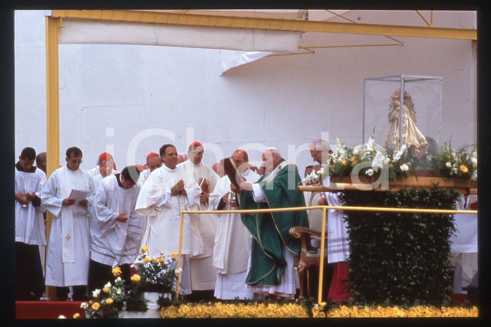 35mm vintage slide*1998 Cuba, Giovanni Paolo II, mass in the Revolution Square-2  Diapositiva d'epoca, in formato 35 mm.CONDIZIONI: GOODE' severamente vietata la riproduzione. Tutti i diritti sono riservati.Nella diapositiva ICharta mette in vendita, sul negozio eBay e in esclusiva sul sito "icharta" il proprio archivio composto da numerose diapositive e negativi fotografici d'epoca, tutti originali e autentici, che attraversano la storia del costume italiano tra gli la fine degli anni Sessanta e Novanta.Si tratta di uno sguardo inedito sull'attualit&agrave;, la politica, la vita quotidiana, il gossip e la cultura, che fotografa il cambiamento della nazione in quest'ultimo scorcio del XX secolo. Un'occasione unica per il mercato del collezionismo, che vede finalmente disponibile un archivio eccezionale per vastit&agrave;, tematiche e condizioni, in un settore (il negativo fotografico e la diapositiva) di assoluta novit&agrave; e dalle interessanti prospettive di investimento.  FAIR/discreto   originale e autentica 1