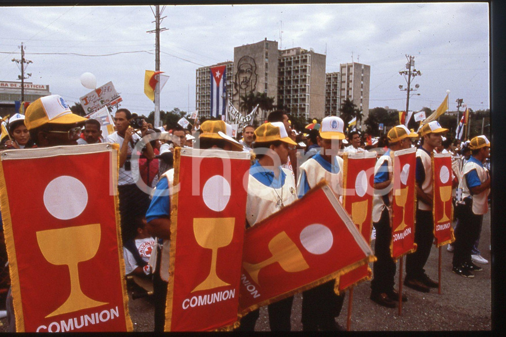 35mm vintage slide*1998 Cuba, Giovanni Paolo II, mass in the Revolution Square-3  Diapositiva d'epoca, in formato 35 mm.CONDIZIONI: GOODE' severamente vietata la riproduzione. Tutti i diritti sono riservati.Nella diapositiva ICharta mette in vendita, sul negozio eBay e in esclusiva sul sito "icharta" il proprio archivio composto da numerose diapositive e negativi fotografici d'epoca, tutti originali e autentici, che attraversano la storia del costume italiano tra gli la fine degli anni Sessanta e Novanta.Si tratta di uno sguardo inedito sull'attualit&agrave;, la politica, la vita quotidiana, il gossip e la cultura, che fotografa il cambiamento della nazione in quest'ultimo scorcio del XX secolo. Un'occasione unica per il mercato del collezionismo, che vede finalmente disponibile un archivio eccezionale per vastit&agrave;, tematiche e condizioni, in un settore (il negativo fotografico e la diapositiva) di assoluta novit&agrave; e dalle interessanti prospettive di investimento.  FAIR/discreto   originale e autentica 1