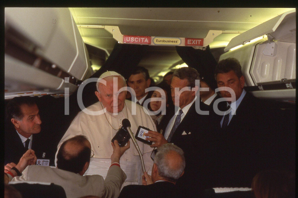 35mm vintage slide* 1995 Vaclav Havel Airport Prague, Giovanni Paolo II, press  Diapositiva d'epoca, in formato 35 mm.CONDIZIONI: GOODE' severamente vietata la riproduzione. Tutti i diritti sono riservati.Nella diapositiva ICharta mette in vendita, sul negozio eBay e in esclusiva sul sito "icharta" il proprio archivio composto da numerose diapositive e negativi fotografici d'epoca, tutti originali e autentici, che attraversano la storia del costume italiano tra gli la fine degli anni Sessanta e Novanta.Si tratta di uno sguardo inedito sull'attualit&agrave;, la politica, la vita quotidiana, il gossip e la cultura, che fotografa il cambiamento della nazione in quest'ultimo scorcio del XX secolo. Un'occasione unica per il mercato del collezionismo, che vede finalmente disponibile un archivio eccezionale per vastit&agrave;, tematiche e condizioni, in un settore (il negativo fotografico e la diapositiva) di assoluta novit&agrave; e dalle interessanti prospettive di investimento.  FAIR/discreto   originale e autentica 1