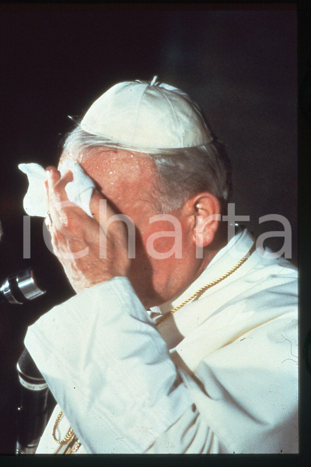 35mm vintage slide* 1995 GIOVANNI PAOLO II , portrait  Diapositiva d'epoca, in formato 35 mm.CONDIZIONI: GOODE' severamente vietata la riproduzione. Tutti i diritti sono riservati.Nella diapositiva ICharta mette in vendita, sul negozio eBay e in esclusiva sul sito "icharta" il proprio archivio composto da numerose diapositive e negativi fotografici d'epoca, tutti originali e autentici, che attraversano la storia del costume italiano tra gli la fine degli anni Sessanta e Novanta.Si tratta di uno sguardo inedito sull'attualit&agrave;, la politica, la vita quotidiana, il gossip e la cultura, che fotografa il cambiamento della nazione in quest'ultimo scorcio del XX secolo. Un'occasione unica per il mercato del collezionismo, che vede finalmente disponibile un archivio eccezionale per vastit&agrave;, tematiche e condizioni, in un settore (il negativo fotografico e la diapositiva) di assoluta novit&agrave; e dalle interessanti prospettive di investimento.  FAIR/discreto   originale e autentica 1
