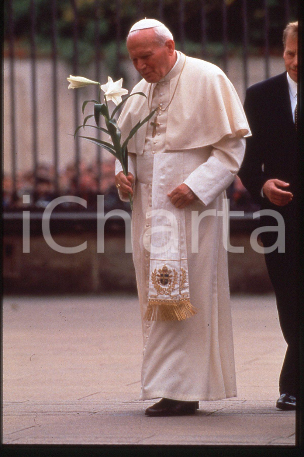 35mm vintage slide* 1995, Praga, GIOVANNI PAOLO II with flowers (2)  Diapositiva d'epoca, in formato 35 mm.CONDIZIONI: GOODE' severamente vietata la riproduzione. Tutti i diritti sono riservati.Nella diapositiva ICharta mette in vendita, sul negozio eBay e in esclusiva sul sito "icharta" il proprio archivio composto da numerose diapositive e negativi fotografici d'epoca, tutti originali e autentici, che attraversano la storia del costume italiano tra gli la fine degli anni Sessanta e Novanta.Si tratta di uno sguardo inedito sull'attualit&agrave;, la politica, la vita quotidiana, il gossip e la cultura, che fotografa il cambiamento della nazione in quest'ultimo scorcio del XX secolo. Un'occasione unica per il mercato del collezionismo, che vede finalmente disponibile un archivio eccezionale per vastit&agrave;, tematiche e condizioni, in un settore (il negativo fotografico e la diapositiva) di assoluta novit&agrave; e dalle interessanti prospettive di investimento.  FAIR/discreto   originale e autentica 1