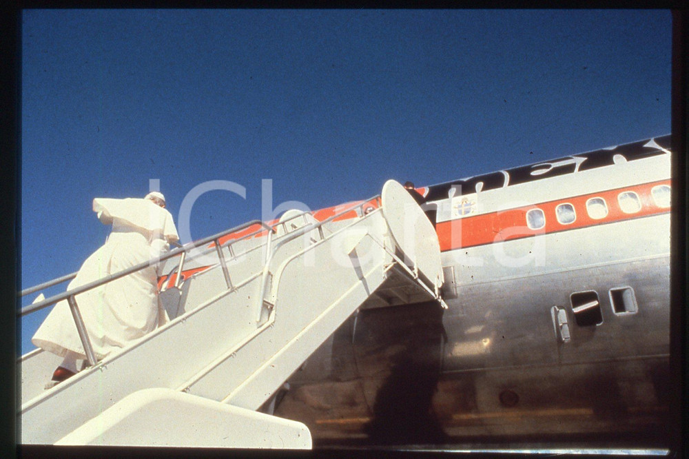 35mm vintage slide*  1992, Santo Domingo, airport, Giovanni Paolo II (3)  Diapositiva d'epoca, in formato 35 mm.CONDIZIONI: GOODE' severamente vietata la riproduzione. Tutti i diritti sono riservati.Nella diapositiva ICharta mette in vendita, sul negozio eBay e in esclusiva sul sito "icharta" il proprio archivio composto da numerose diapositive e negativi fotografici d'epoca, tutti originali e autentici, che attraversano la storia del costume italiano tra gli la fine degli anni Sessanta e Novanta.Si tratta di uno sguardo inedito sull'attualit&agrave;, la politica, la vita quotidiana, il gossip e la cultura, che fotografa il cambiamento della nazione in quest'ultimo scorcio del XX secolo. Un'occasione unica per il mercato del collezionismo, che vede finalmente disponibile un archivio eccezionale per vastit&agrave;, tematiche e condizioni, in un settore (il negativo fotografico e la diapositiva) di assoluta novit&agrave; e dalle interessanti prospettive di investimento.  FAIR/discreto   originale e autentica 1