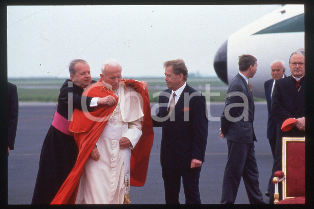 35mm vintage slide* 1995 Vaclav Havel Airport Prague, GIOVANNI PAOLO II  Diapositiva d'epoca, in formato 35 mm.CONDIZIONI: GOODE' severamente vietata la riproduzione. Tutti i diritti sono riservati.Nella diapositiva ICharta mette in vendita, sul negozio eBay e in esclusiva sul sito "icharta" il proprio archivio composto da numerose diapositive e negativi fotografici d'epoca, tutti originali e autentici, che attraversano la storia del costume italiano tra gli la fine degli anni Sessanta e Novanta.Si tratta di uno sguardo inedito sull'attualit&agrave;, la politica, la vita quotidiana, il gossip e la cultura, che fotografa il cambiamento della nazione in quest'ultimo scorcio del XX secolo. Un'occasione unica per il mercato del collezionismo, che vede finalmente disponibile un archivio eccezionale per vastit&agrave;, tematiche e condizioni, in un settore (il negativo fotografico e la diapositiva) di assoluta novit&agrave; e dalle interessanti prospettive di investimento.  FAIR/discreto   originale e autentica 1